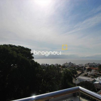 Casa com 370m², 4 quartos (sendo 3 suítes), 2 garagens, no bairro Centro em Florianópolis