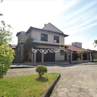 Casa com 370m², 4 quartos (sendo 3 suítes), 2 garagens, no bairro Centro em Florianópolis
