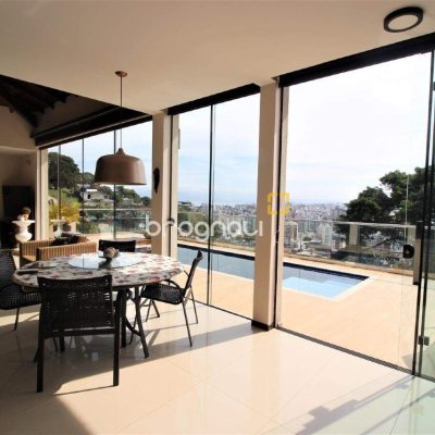 Casa com 370m², 4 quartos (sendo 3 suítes), 2 garagens, no bairro Centro em Florianópolis