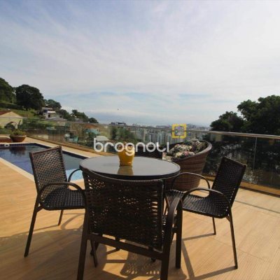 Casa com 370m², 4 quartos (sendo 3 suítes), 2 garagens, no bairro Centro em Florianópolis