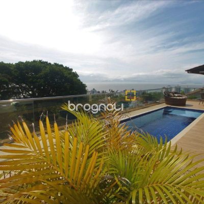 Casa com 370m², 4 quartos (sendo 3 suítes), 2 garagens, no bairro Centro em Florianópolis