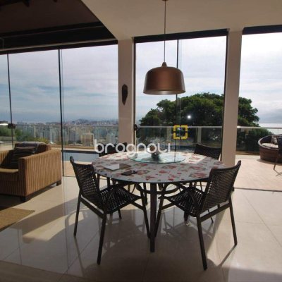 Casa com 370m², 4 quartos (sendo 3 suítes), 2 garagens, no bairro Centro em Florianópolis