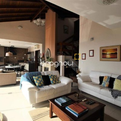 Casa com 370m², 4 quartos (sendo 3 suítes), 2 garagens, no bairro Centro em Florianópolis