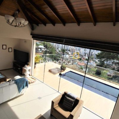 Casa com 370m², 4 quartos (sendo 3 suítes), 2 garagens, no bairro Centro em Florianópolis