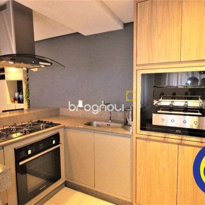 Apartamento com 109m², 4 quartos (sendo 1 suíte), 2 garagens, no bairro João Paulo em Florianópolis