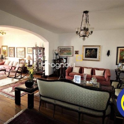 Casa com 536m², 4 quartos (sendo 1 suíte), 4 garagens, no bairro Centro em Florianópolis