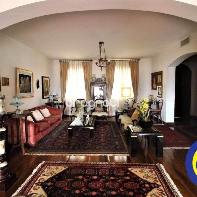 Casa com 536m², 4 quartos (sendo 1 suíte), 4 garagens, no bairro Centro em Florianópolis