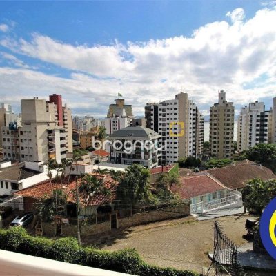 Casa com 536m², 4 quartos (sendo 1 suíte), 4 garagens, no bairro Centro em Florianópolis