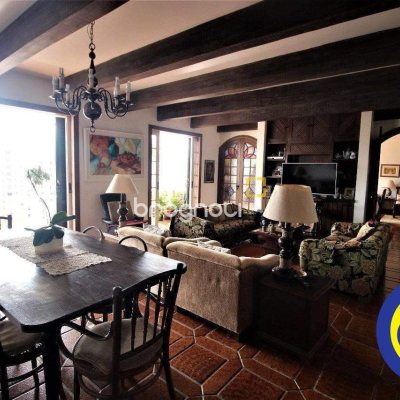 Casa com 536m², 4 quartos (sendo 1 suíte), 4 garagens, no bairro Centro em Florianópolis