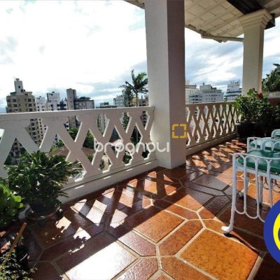 Casa com 536m², 4 quartos (sendo 1 suíte), 4 garagens, no bairro Centro em Florianópolis
