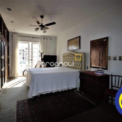 Casa com 536m², 4 quartos (sendo 1 suíte), 4 garagens, no bairro Centro em Florianópolis