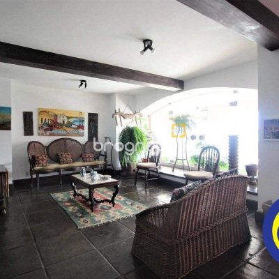 Casa com 536m², 4 quartos (sendo 1 suíte), 4 garagens, no bairro Centro em Florianópolis