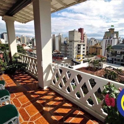 Casa com 536m², 4 quartos (sendo 1 suíte), 4 garagens, no bairro Centro em Florianópolis