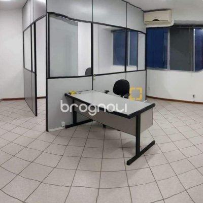 Sala com 42m², no bairro Centro em Florianópolis