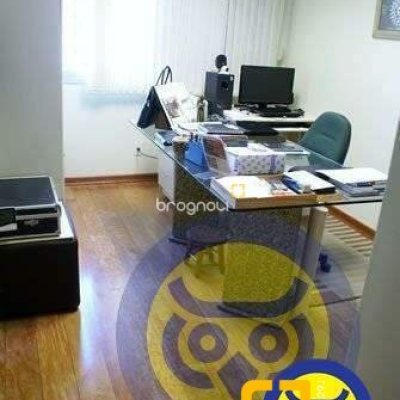 Apartamento com 266m², 4 quartos (sendo 2 suítes), 2 garagens, no bairro Centro em Florianópolis