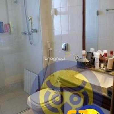 Apartamento com 266m², 4 quartos (sendo 2 suítes), 2 garagens, no bairro Centro em Florianópolis