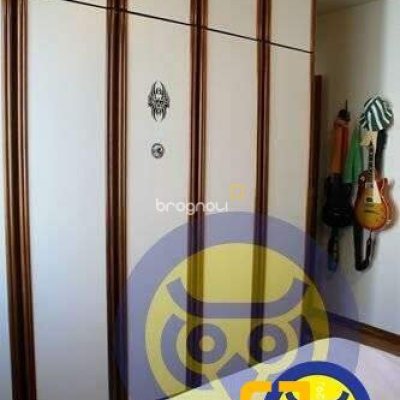 Apartamento com 266m², 4 quartos (sendo 2 suítes), 2 garagens, no bairro Centro em Florianópolis