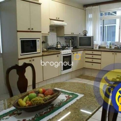 Apartamento com 266m², 4 quartos (sendo 2 suítes), 2 garagens, no bairro Centro em Florianópolis