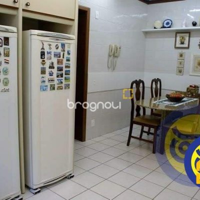 Apartamento com 266m², 4 quartos (sendo 2 suítes), 2 garagens, no bairro Centro em Florianópolis