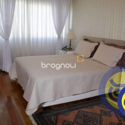 Apartamento com 266m², 4 quartos (sendo 2 suítes), 2 garagens, no bairro Centro em Florianópolis