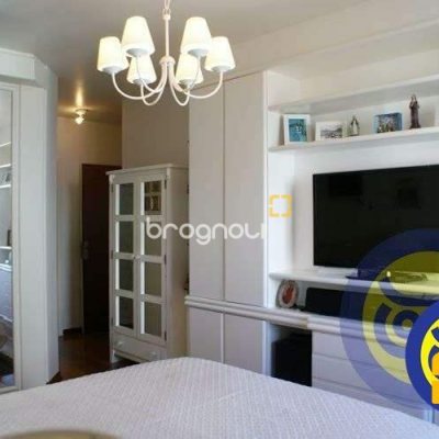 Apartamento com 266m², 4 quartos (sendo 2 suítes), 2 garagens, no bairro Centro em Florianópolis