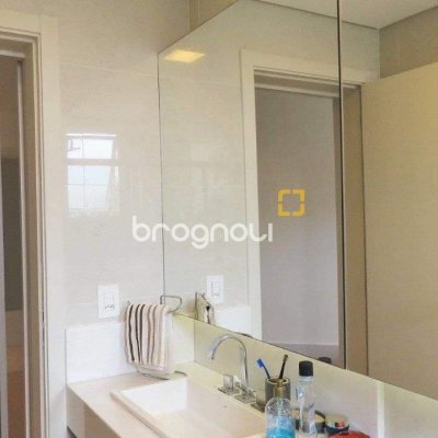 Apartamento com 117m², 3 quartos (sendo 3 suítes), 3 garagens, no bairro Centro em Florianópolis