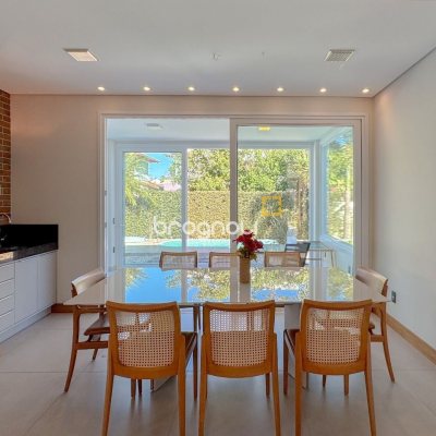 Casa com 242m², 4 quartos (sendo 3 suítes), 4 garagens, no bairro Jurerê Internacional em Florianópolis