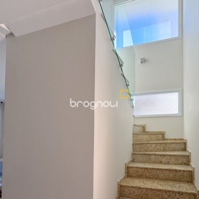 Casa com 242m², 4 quartos (sendo 3 suítes), 4 garagens, no bairro Jurerê Internacional em Florianópolis