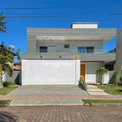 Casa com 242m², 4 quartos (sendo 3 suítes), 4 garagens, no bairro Jurerê Internacional em Florianópolis