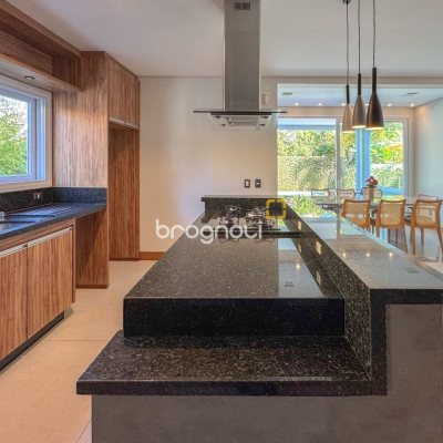 Casa com 242m², 4 quartos (sendo 3 suítes), 4 garagens, no bairro Jurerê Internacional em Florianópolis