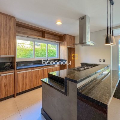 Casa com 242m², 4 quartos (sendo 3 suítes), 4 garagens, no bairro Jurerê Internacional em Florianópolis