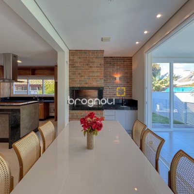 Casa com 242m², 4 quartos (sendo 3 suítes), 4 garagens, no bairro Jurerê Internacional em Florianópolis