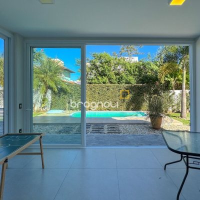 Casa com 242m², 4 quartos (sendo 3 suítes), 4 garagens, no bairro Jurerê Internacional em Florianópolis