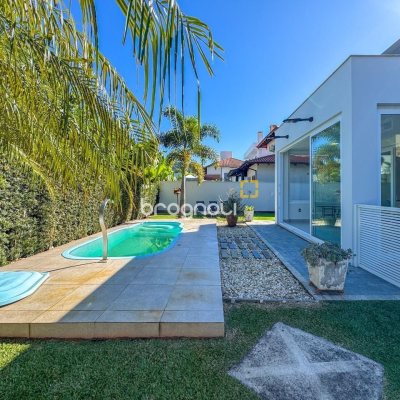 Casa com 242m², 4 quartos (sendo 3 suítes), 4 garagens, no bairro Jurerê Internacional em Florianópolis