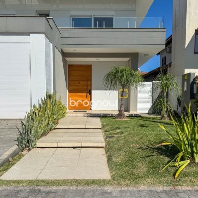 Casa com 242m², 4 quartos (sendo 3 suítes), 4 garagens, no bairro Jurerê Internacional em Florianópolis