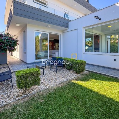 Casa com 242m², 4 quartos (sendo 3 suítes), 4 garagens, no bairro Jurerê Internacional em Florianópolis