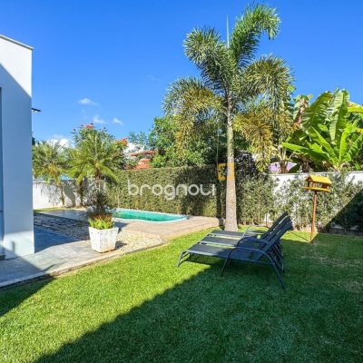 Casa com 242m², 4 quartos (sendo 3 suítes), 4 garagens, no bairro Jurerê Internacional em Florianópolis