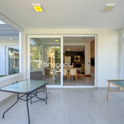 Casa com 242m², 4 quartos (sendo 3 suítes), 4 garagens, no bairro Jurerê Internacional em Florianópolis