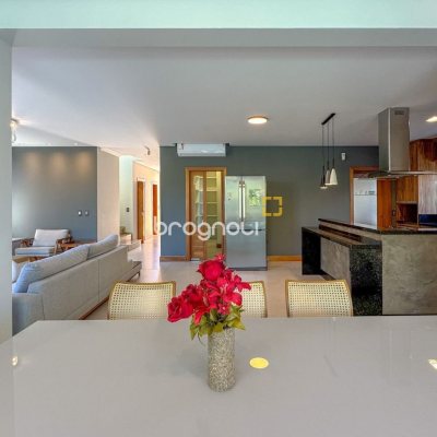 Casa com 242m², 4 quartos (sendo 3 suítes), 4 garagens, no bairro Jurerê Internacional em Florianópolis