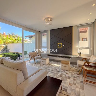 Casa com 242m², 4 quartos (sendo 3 suítes), 4 garagens, no bairro Jurerê Internacional em Florianópolis