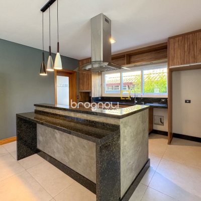 Casa com 242m², 4 quartos (sendo 3 suítes), 4 garagens, no bairro Jurerê Internacional em Florianópolis