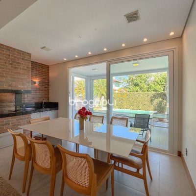 Casa com 242m², 4 quartos (sendo 3 suítes), 4 garagens, no bairro Jurerê Internacional em Florianópolis