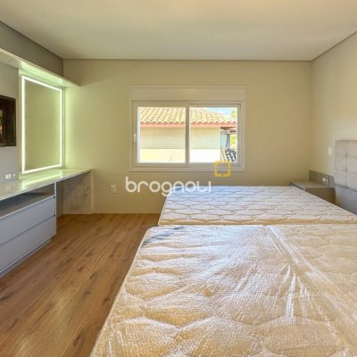 Casa com 242m², 4 quartos (sendo 3 suítes), 4 garagens, no bairro Jurerê Internacional em Florianópolis