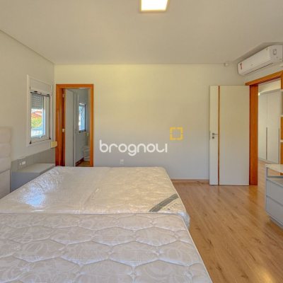 Casa com 242m², 4 quartos (sendo 3 suítes), 4 garagens, no bairro Jurerê Internacional em Florianópolis