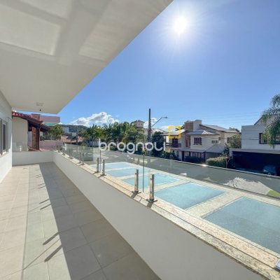 Casa com 242m², 4 quartos (sendo 3 suítes), 4 garagens, no bairro Jurerê Internacional em Florianópolis