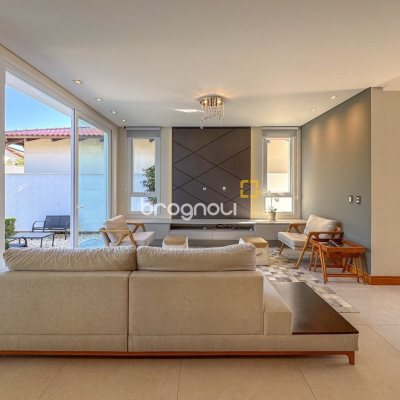 Casa com 242m², 4 quartos (sendo 3 suítes), 4 garagens, no bairro Jurerê Internacional em Florianópolis