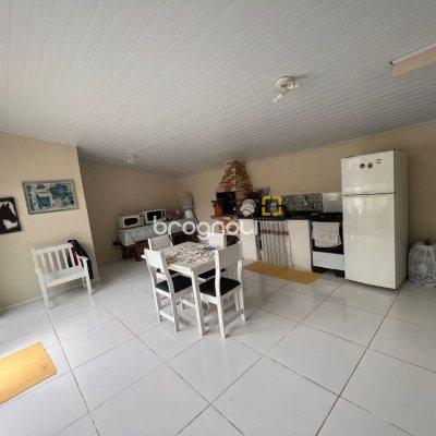 Casa com 150m², 3 quartos (sendo 1 suíte), 2 garagens, no bairro Rio Vermelho em Florianópolis