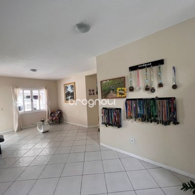 Casa com 150m², 3 quartos (sendo 1 suíte), 2 garagens, no bairro Rio Vermelho em Florianópolis