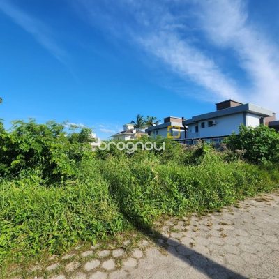 Terreno com 720m², no bairro Carianos em Florianópolis