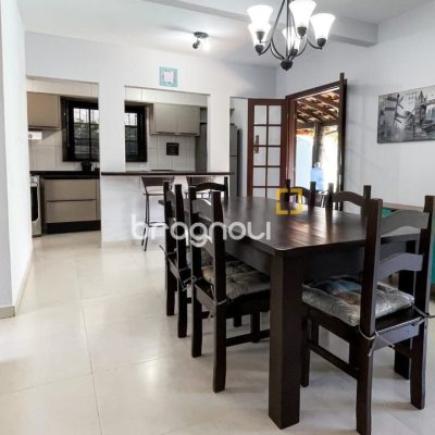 Casa com 340m², 3 quartos (sendo 1 suíte), 2 garagens, no bairro Rio Tavares em Florianópolis